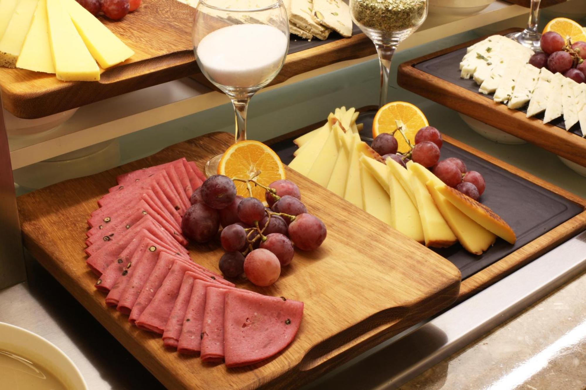 Bentley Hotel Bosphorus - Special Class Istanbul Exterior foto A selection of cheese and cold cuts