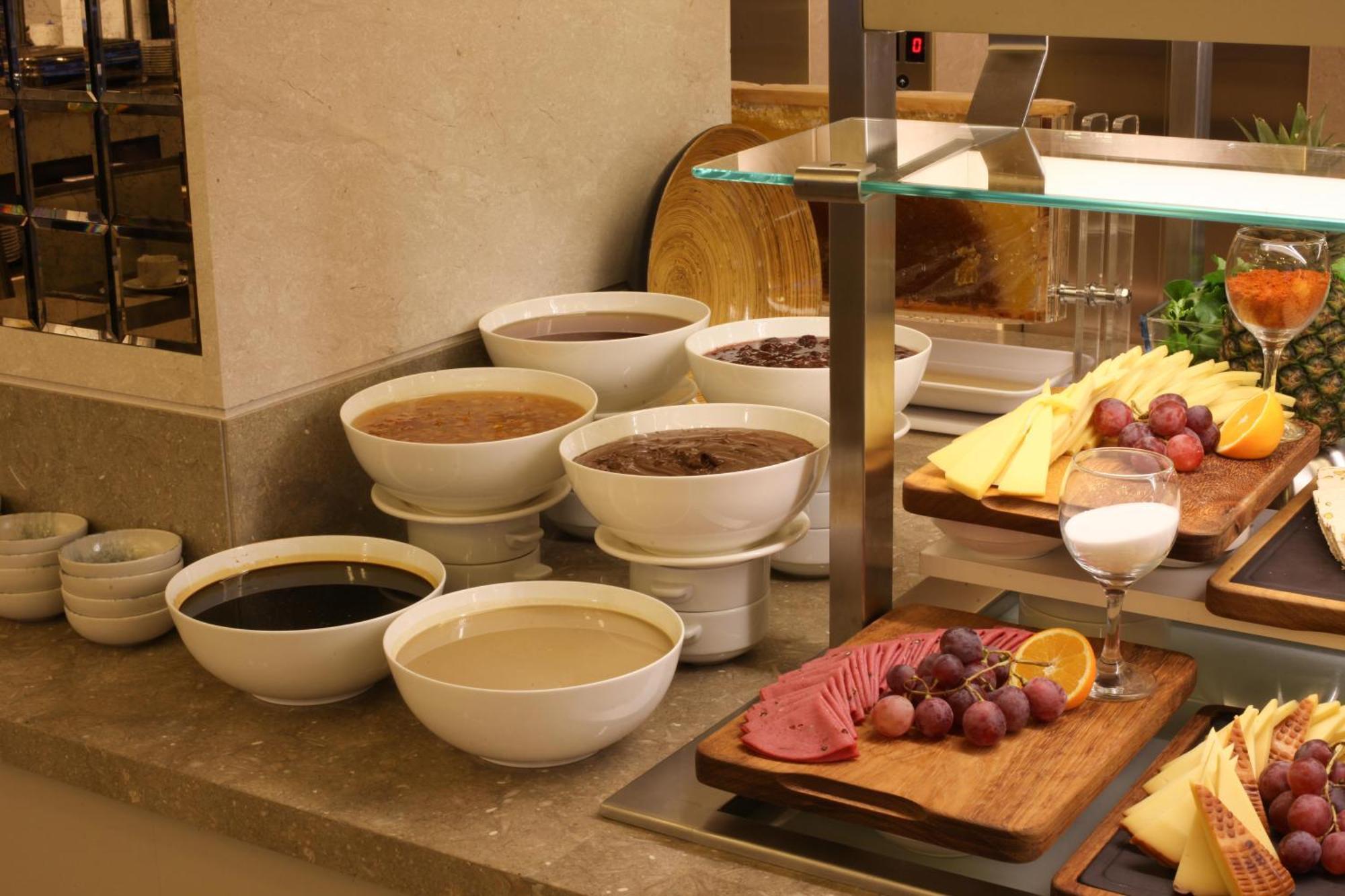 Bentley Hotel Bosphorus - Special Class Istanbul Exterior foto A selection of various jams and honey
