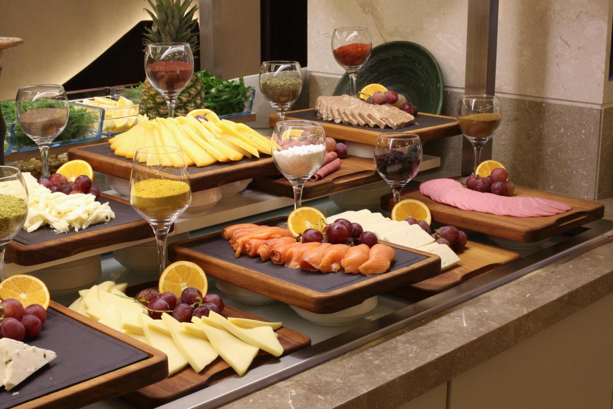 Bentley Hotel Bosphorus - Special Class Istanbul Exterior foto A cheese platter