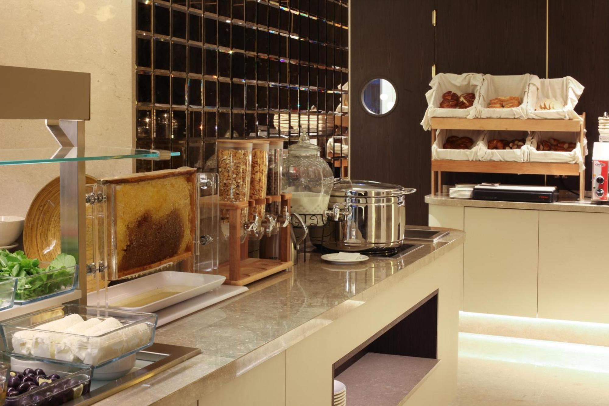 Bentley Hotel Bosphorus - Special Class Istanbul Exterior foto A buffet at a hotel