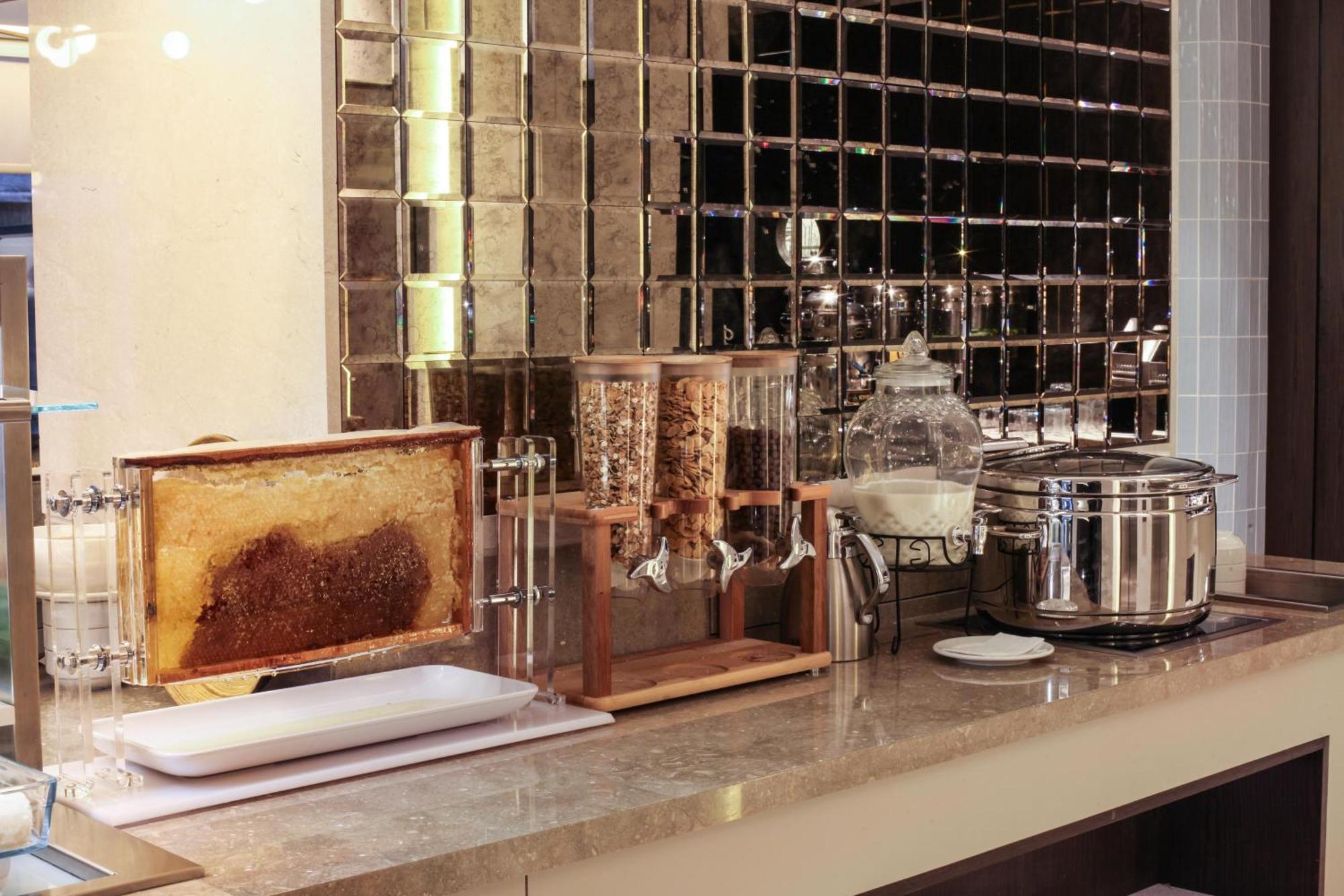 Bentley Hotel Bosphorus - Special Class Istanbul Exterior foto A coffee station at a hotel
