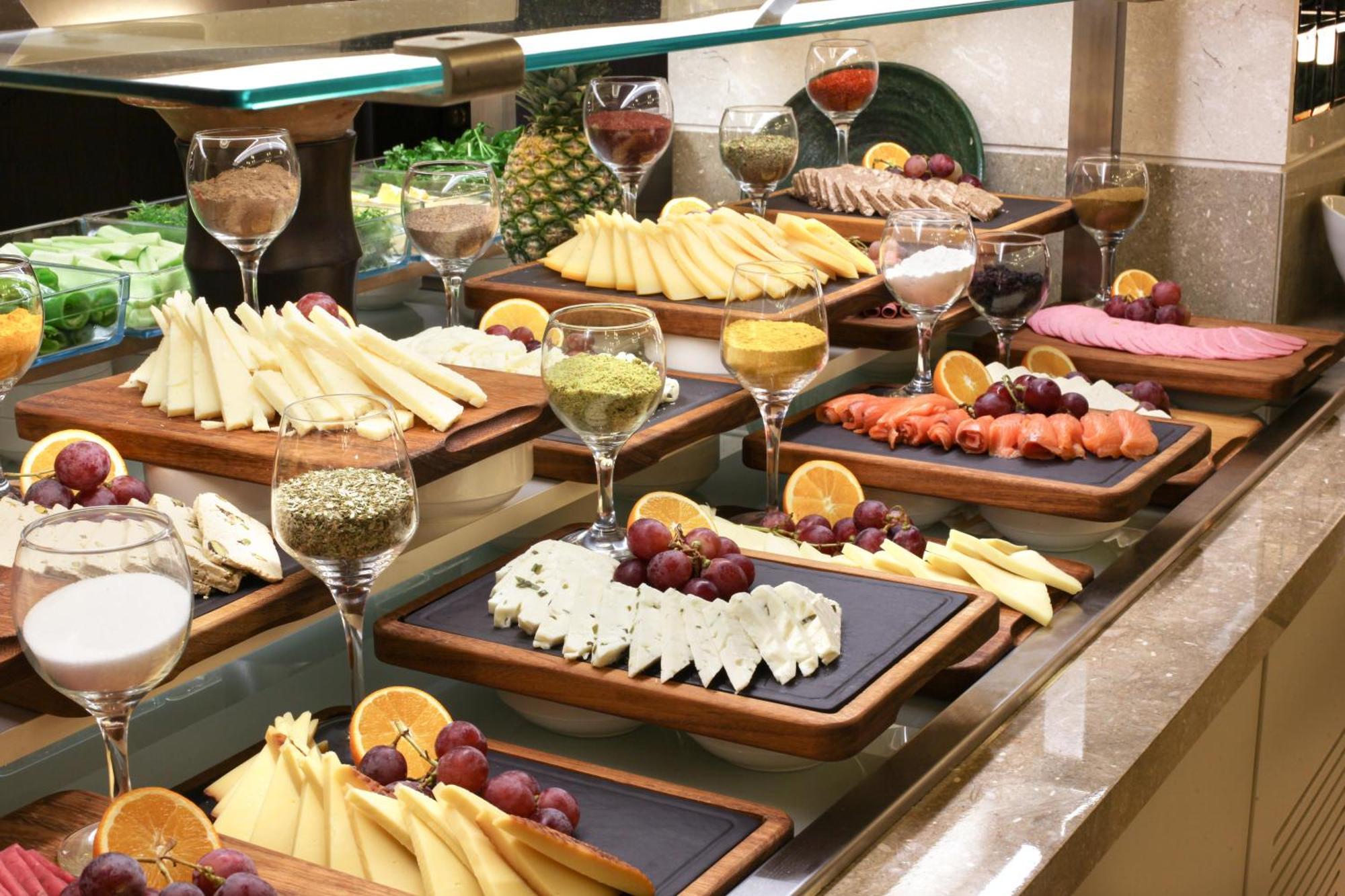 Bentley Hotel Bosphorus - Special Class Istanbul Exterior foto A cheese platter