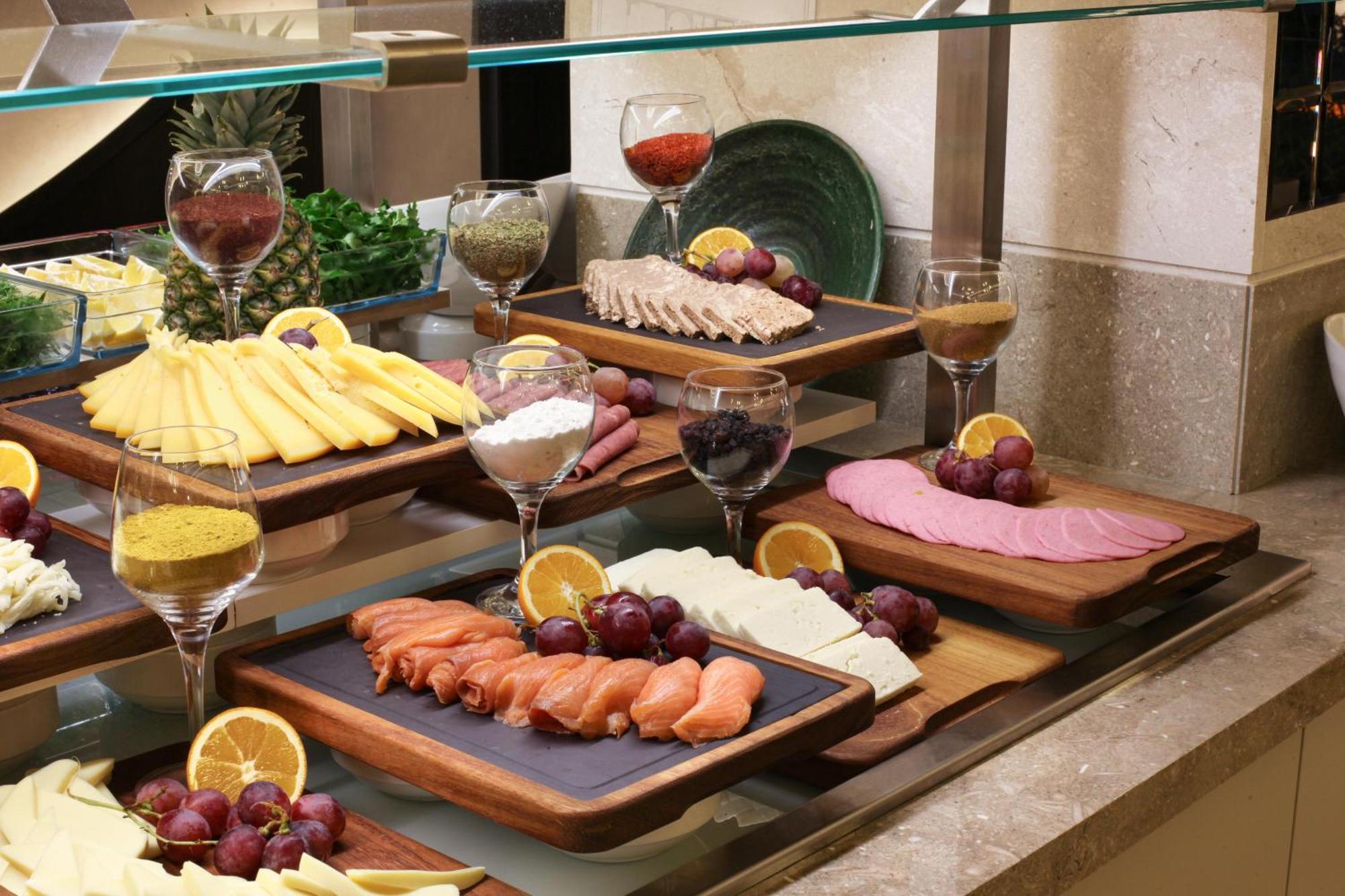 Bentley Hotel Bosphorus - Special Class Istanbul Exterior foto A cheese platter