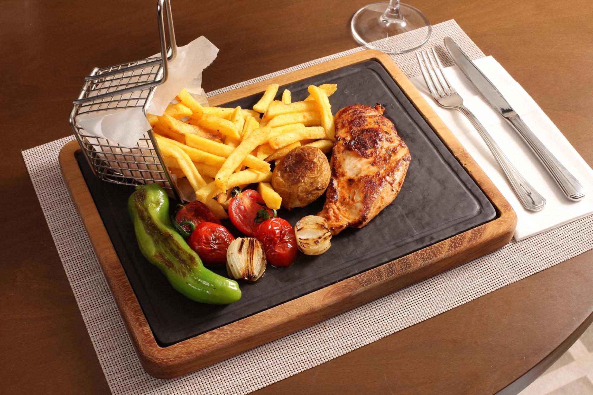 Bentley Hotel Bosphorus - Special Class Istanbul Exterior foto A chicken and chips meal
