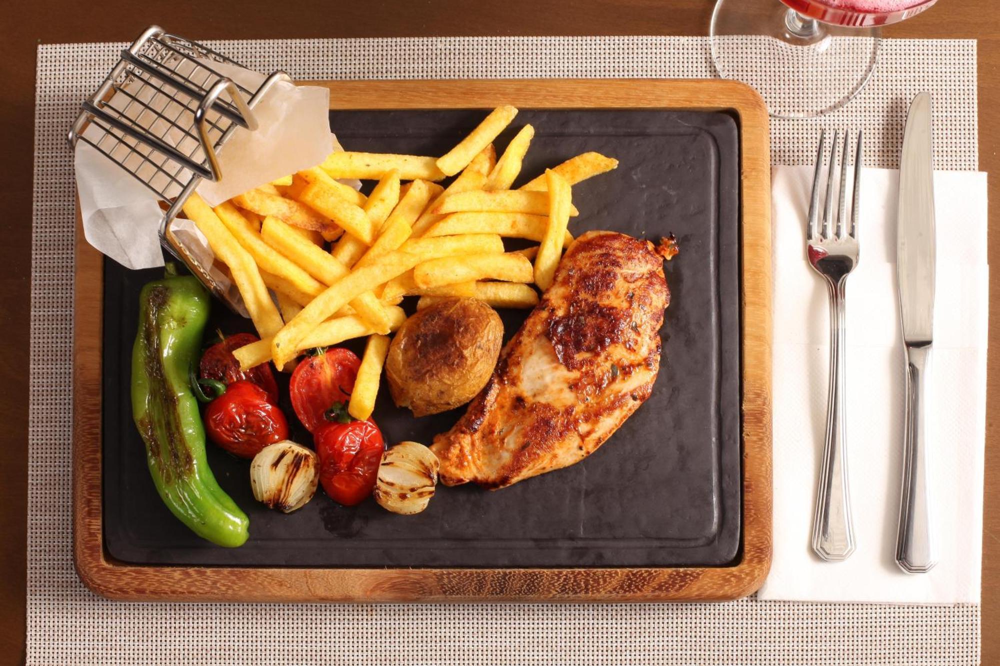 Bentley Hotel Bosphorus - Special Class Istanbul Exterior foto A steak with chips and vegetables