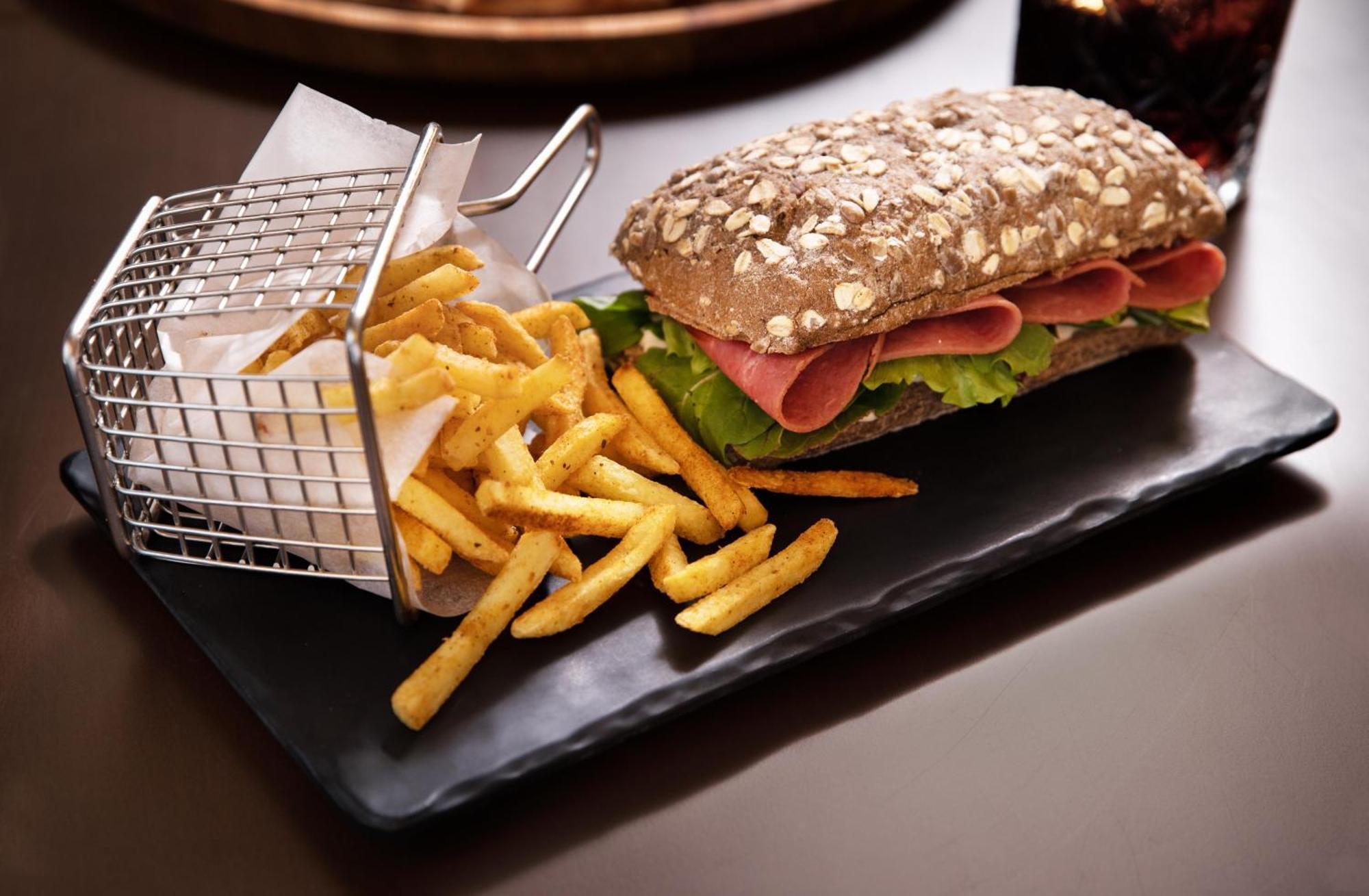 Bentley Hotel Bosphorus - Special Class Istanbul Exterior foto A ham and cheese sandwich with chips