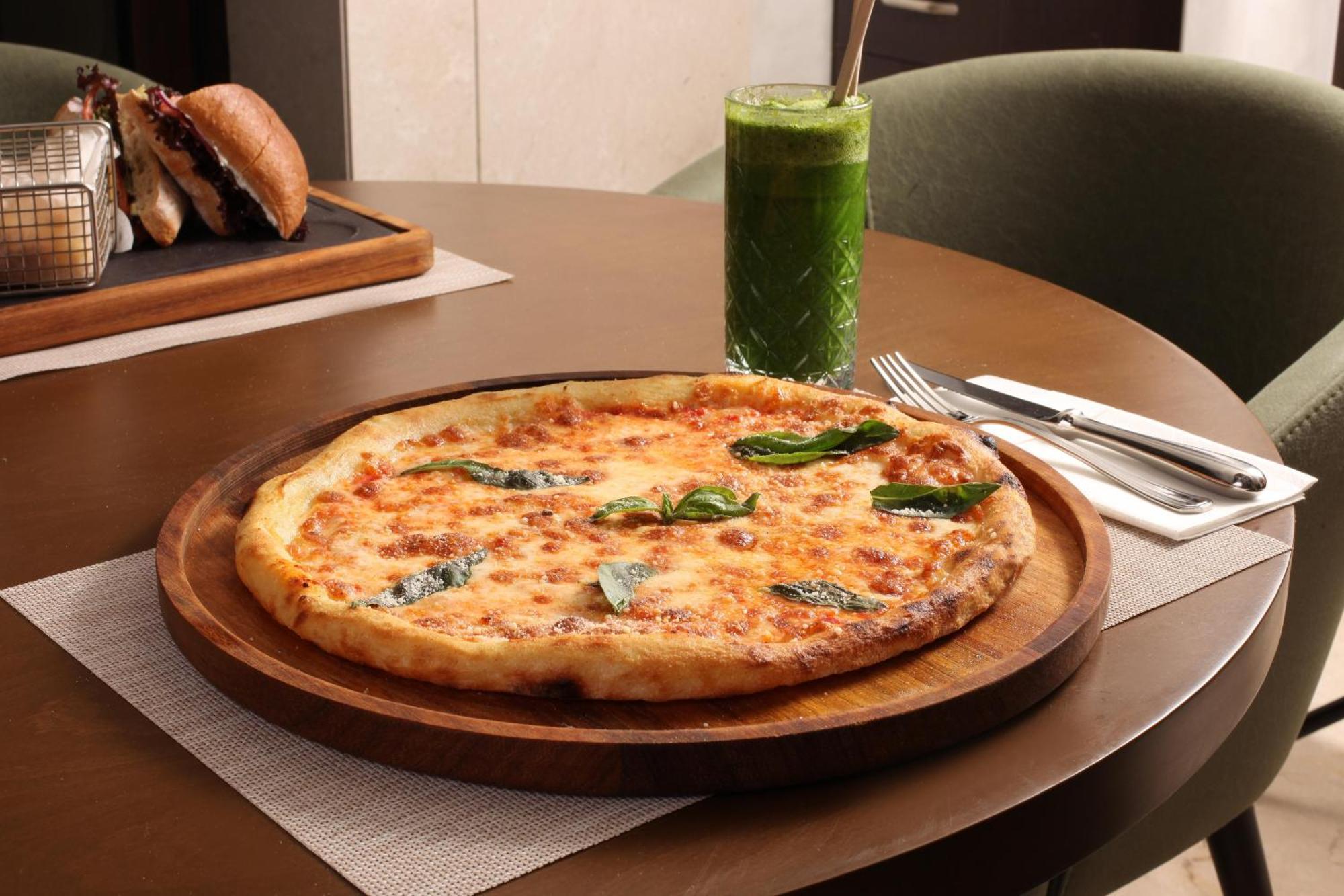 Bentley Hotel Bosphorus - Special Class Istanbul Exterior foto A pizza with spinach