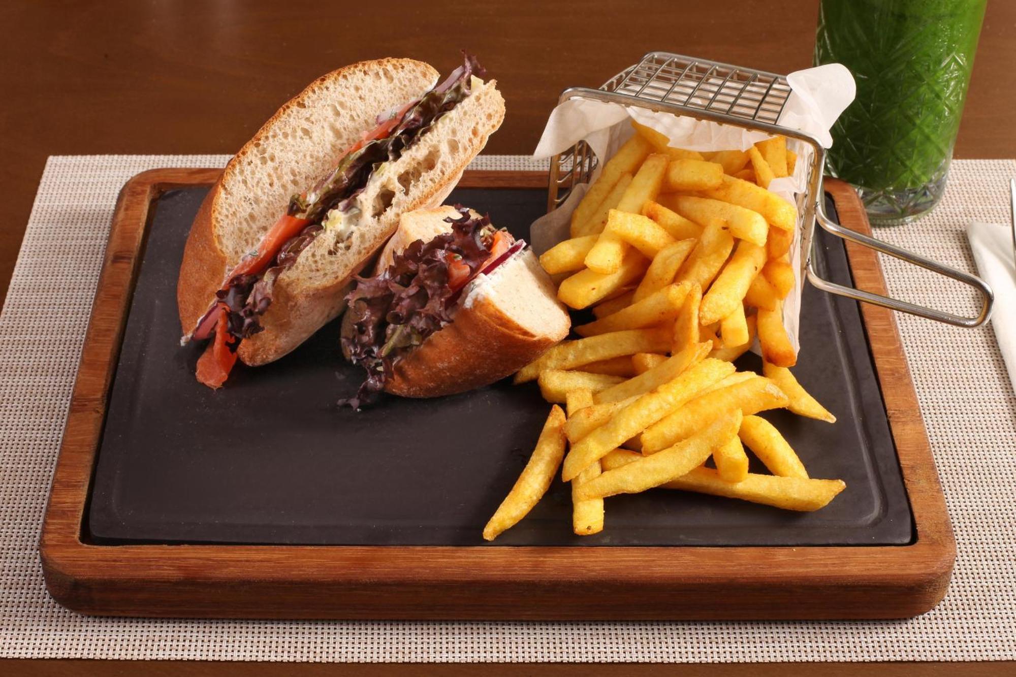 Bentley Hotel Bosphorus - Special Class Istanbul Exterior foto A club sandwich with chips