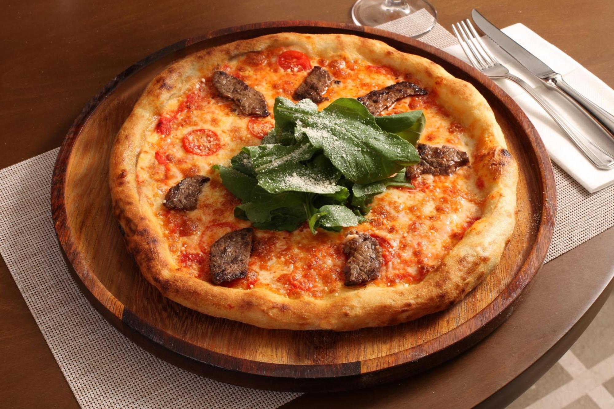 Bentley Hotel Bosphorus - Special Class Istanbul Exterior foto A pizza with sausage and arugula